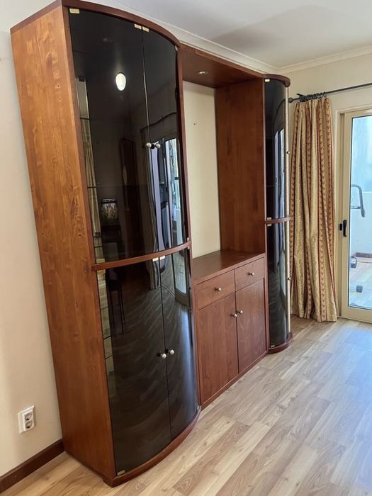 Móvel de sala em madeira de cerejeira e granito