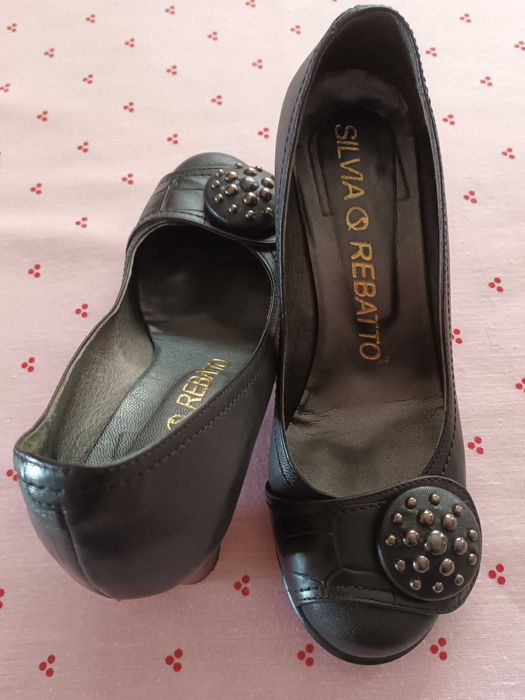 Sapatos elegantes com salto