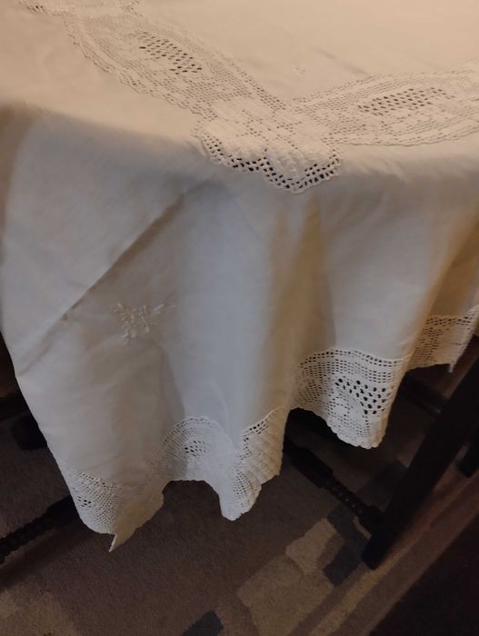 Toalha de mesa em renda e linho bordado toda feita a mão 180x150cm