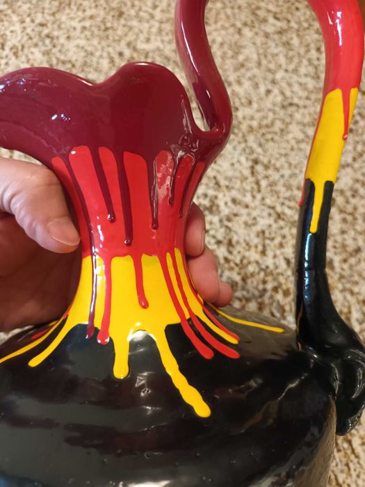 Jarra preta: (Tinta celulosa sobre cerâmica)