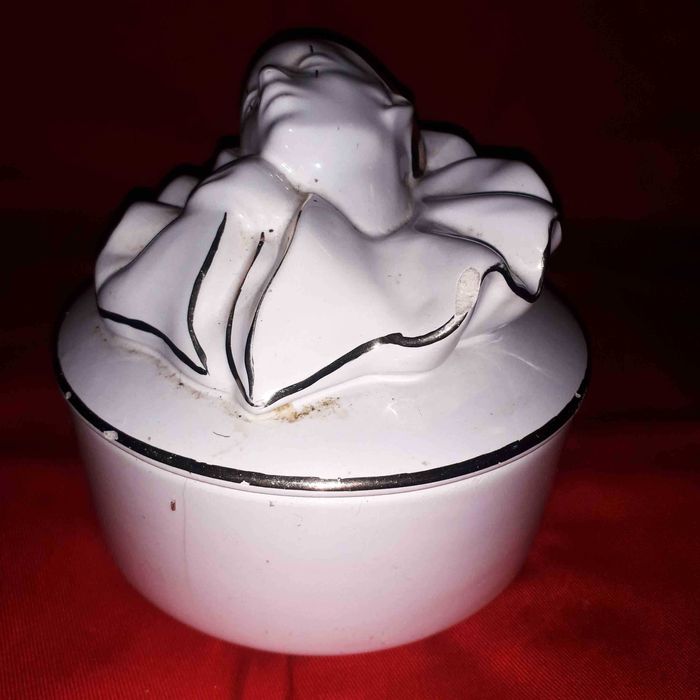 Quatro peças decorativas "Pierrot" em loiça branca e dourado.