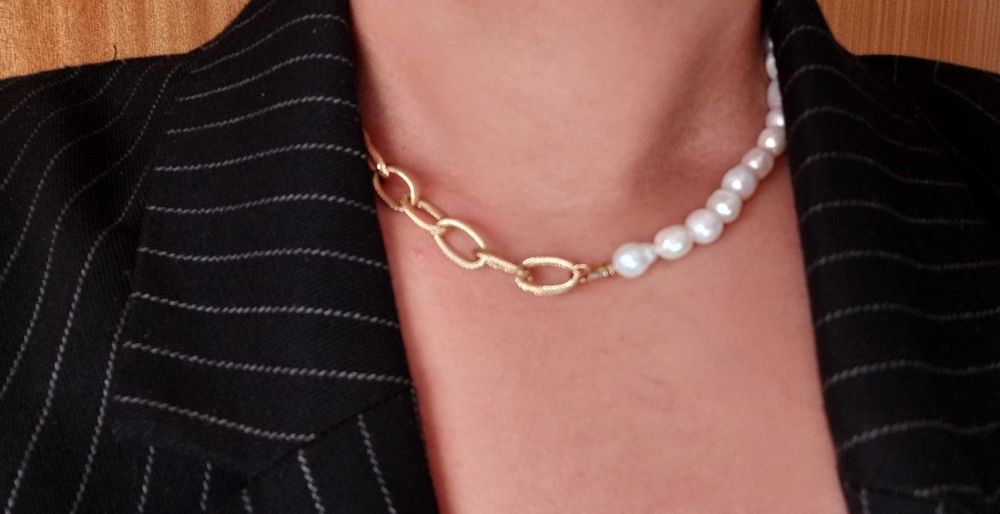 Colar de aço  dourado com pedras 8,50 € cada   |   5 Colares 35€