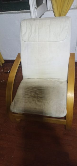 Armários, sofá e cadeira