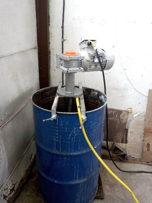 Мішалка с креплением на бочку