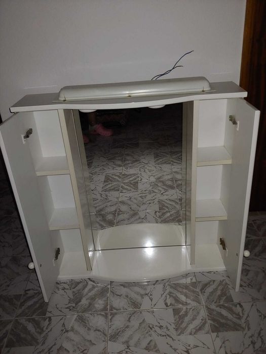 Armário de casa de banho com espelho
