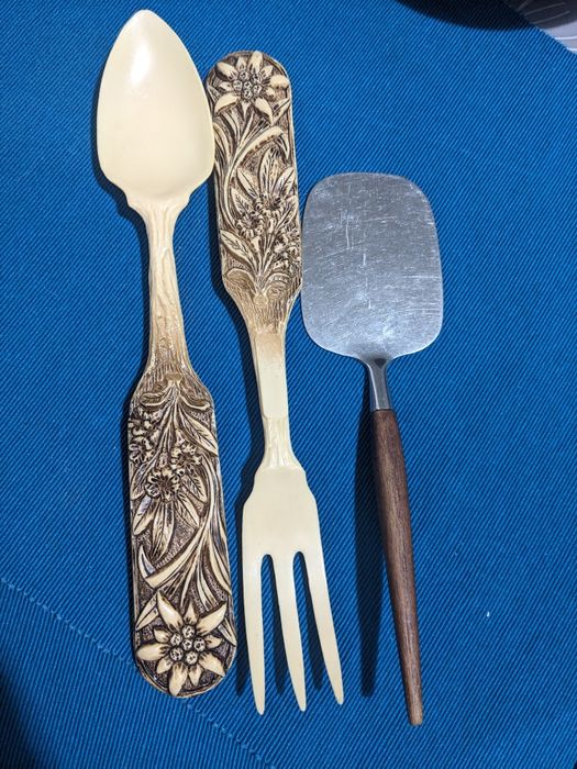 Кухонная утварь столовые приборы ложки вилки лопатки толкушки ножи всё