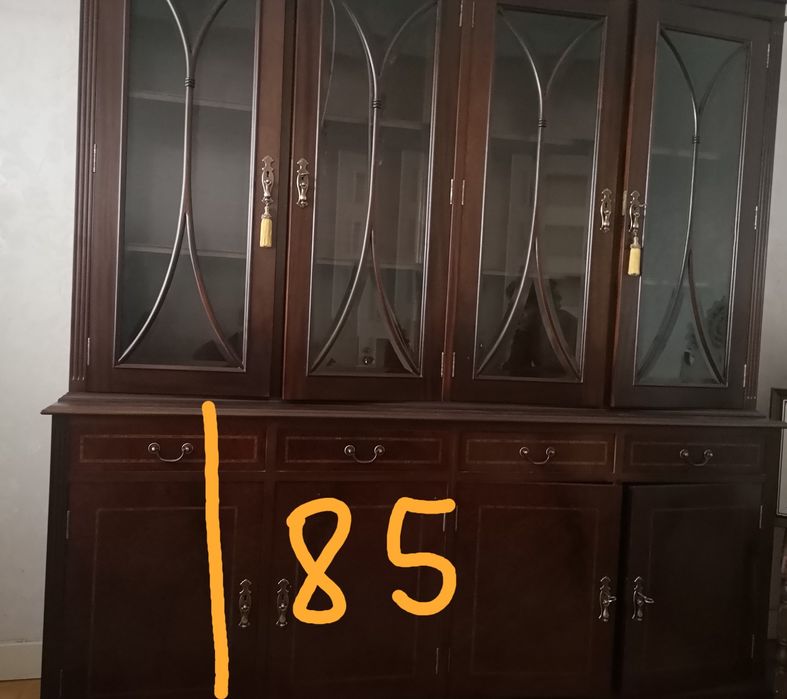 Armário louceiro, em duas peças sobrepostas. epostas