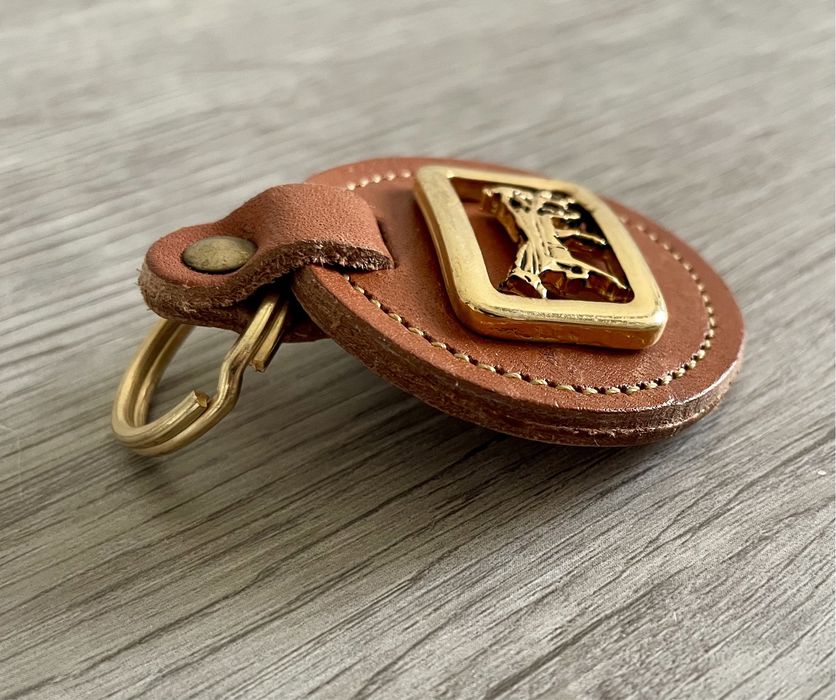 Porta-chaves antigo de couro castanho com relevo de cavalo