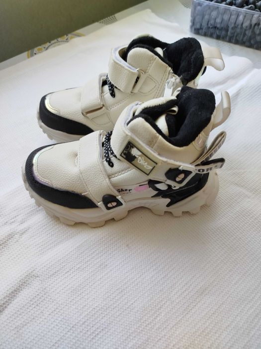 Продам тепле взуття на дівчинку