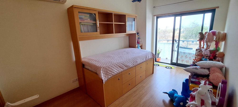Cama com arrumação