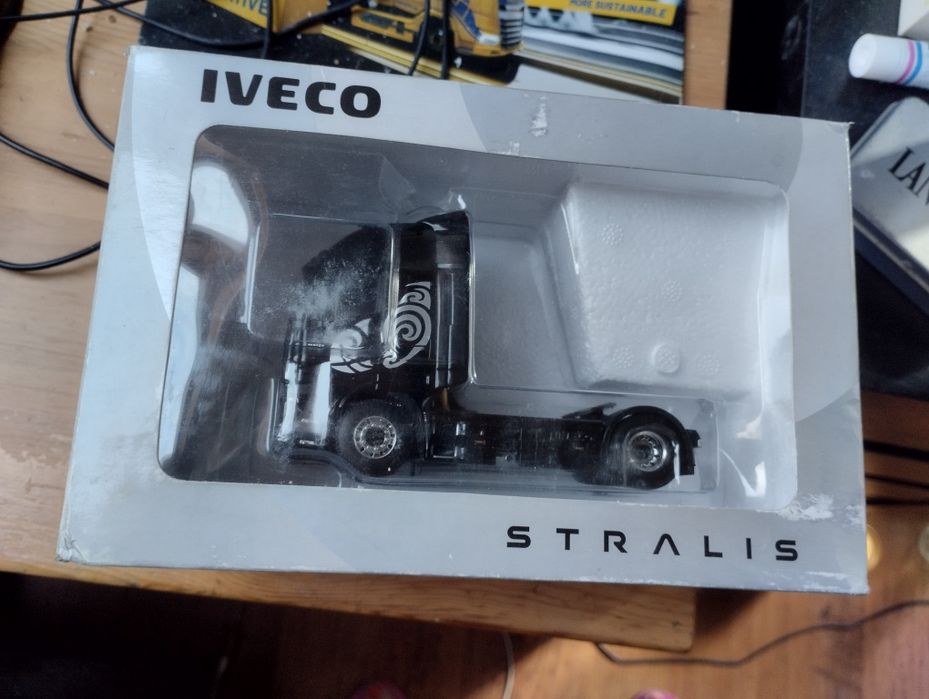 Model WSI Collectibles 1:50 – IVECO STRALIS 4x2 "Black Edition" (nr 9229)
