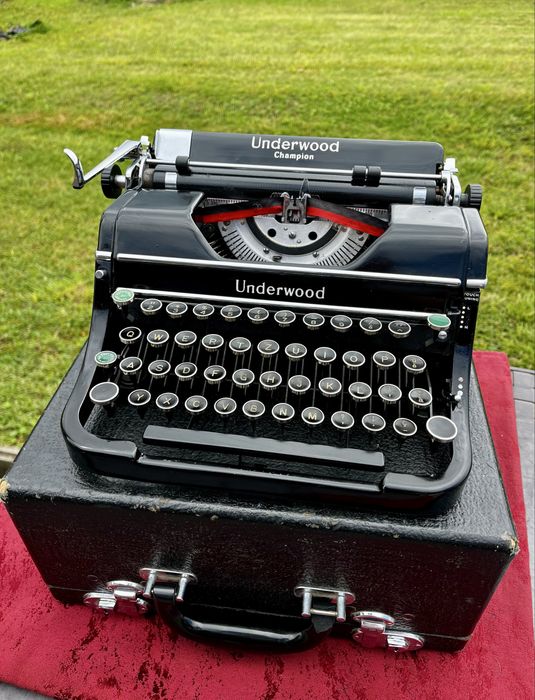 Antiga maquina de escrever underwood champion