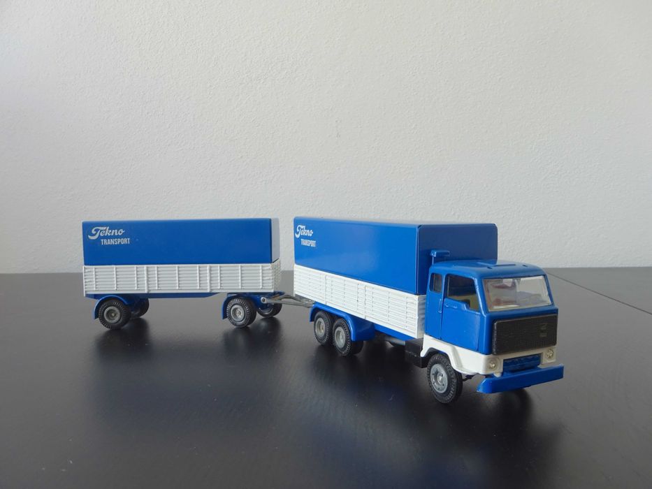 1:50 Tekno Volvo F89 Camião c/Reboque