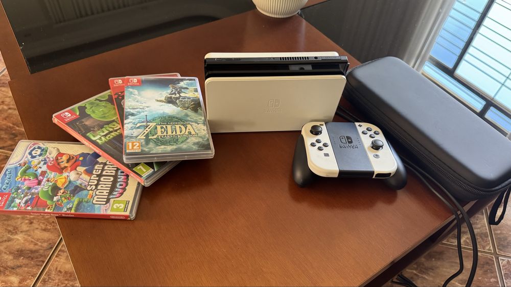 Nitendo oled com 4 jogos e capa para transporte