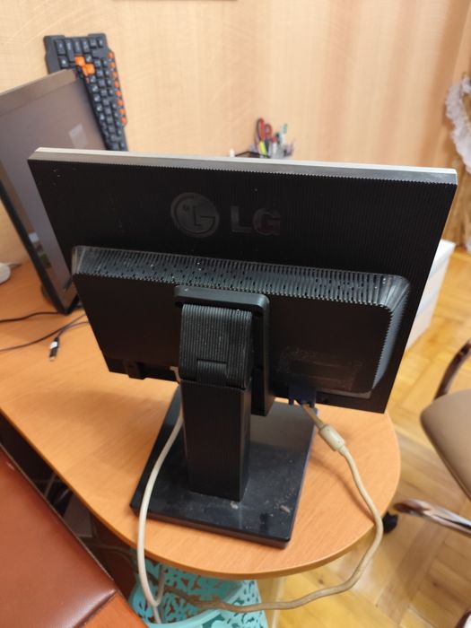 Продам монитор LG Flatron L1753HR