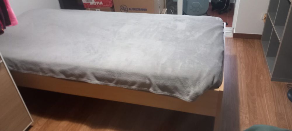 Cama solteiro beje com arrumação