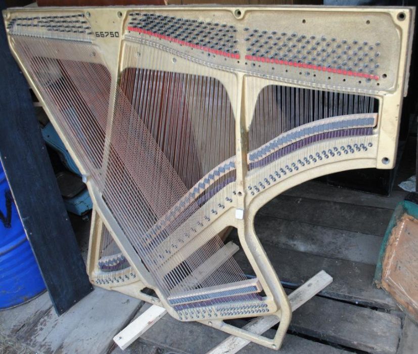 Декор на стену в караоке бар станина (под бронзу) 140*112, струны медь