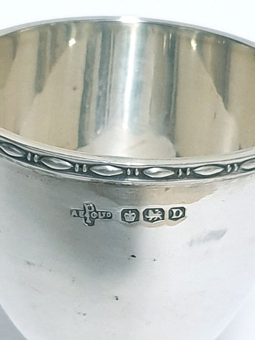 Lindo antigo copo para ovo em prata inglesa contrastada