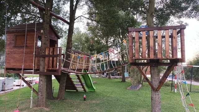 CASINHA NA ARVORE COM PARQUE INFANTIL E TIROLESA