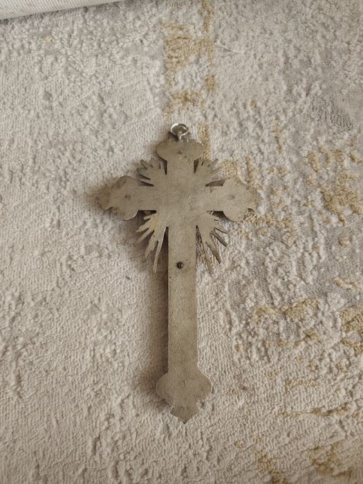 Cruz antiga, o preço e o material são desconhecidos.