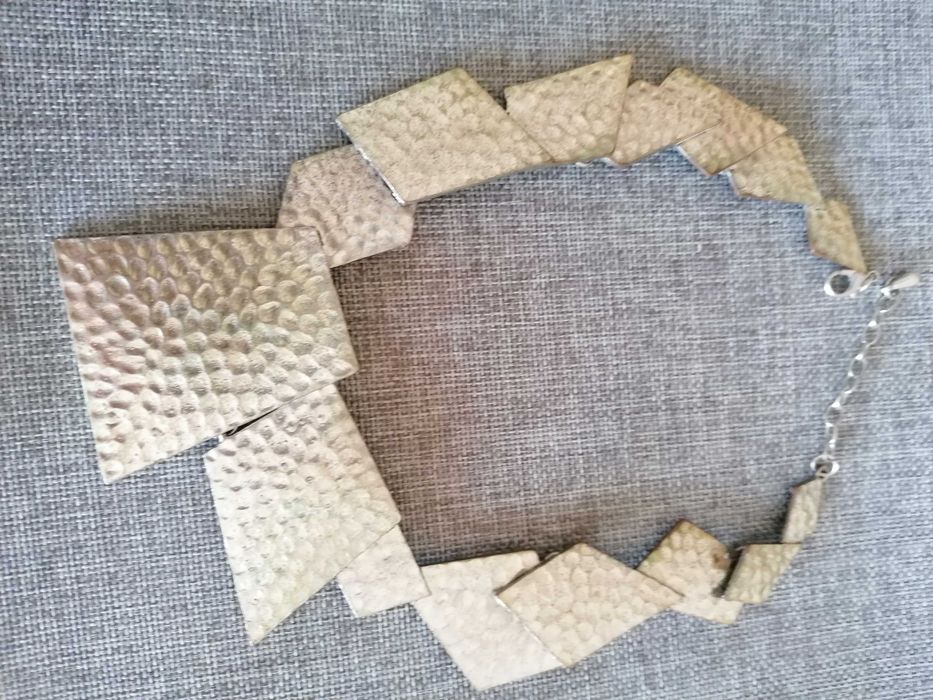 Colar de metal em ótimo estado