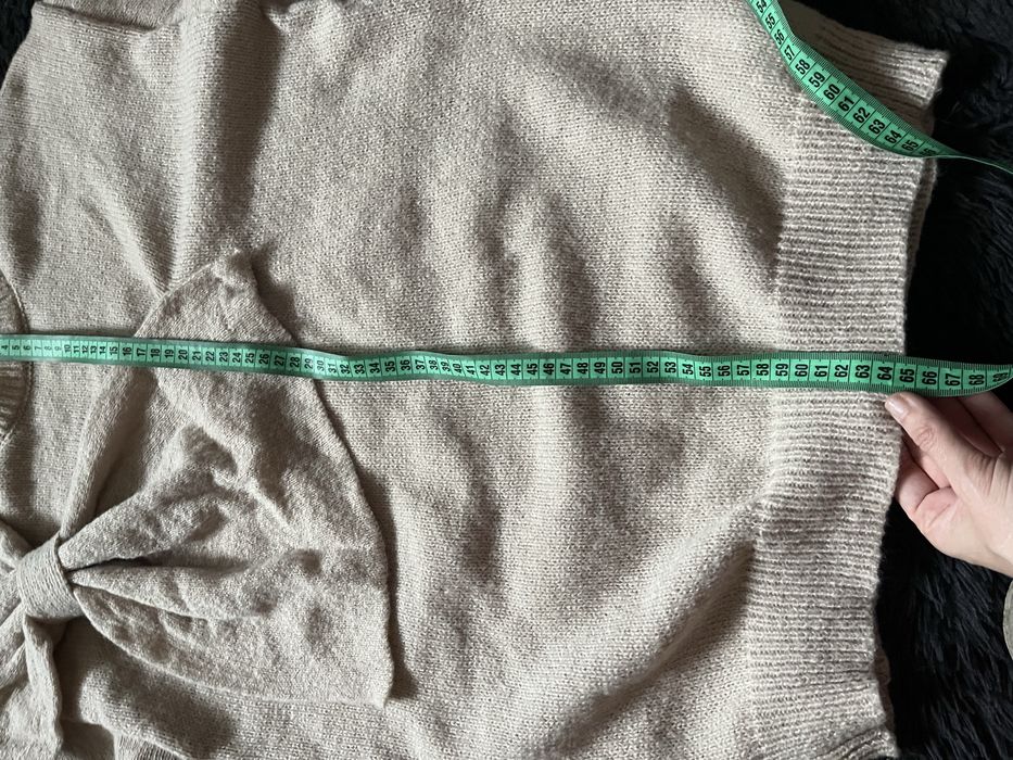 Дуже красивий бежевий светр