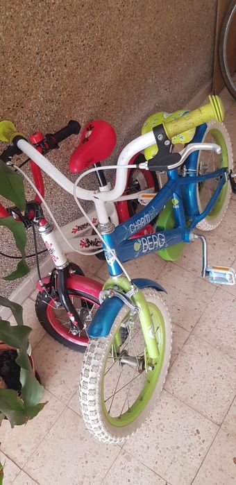 2 bicicletas 1 de 3anos e outra de 6anos