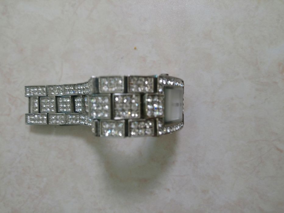 Продам женские кварцевые часы марки "D & G".