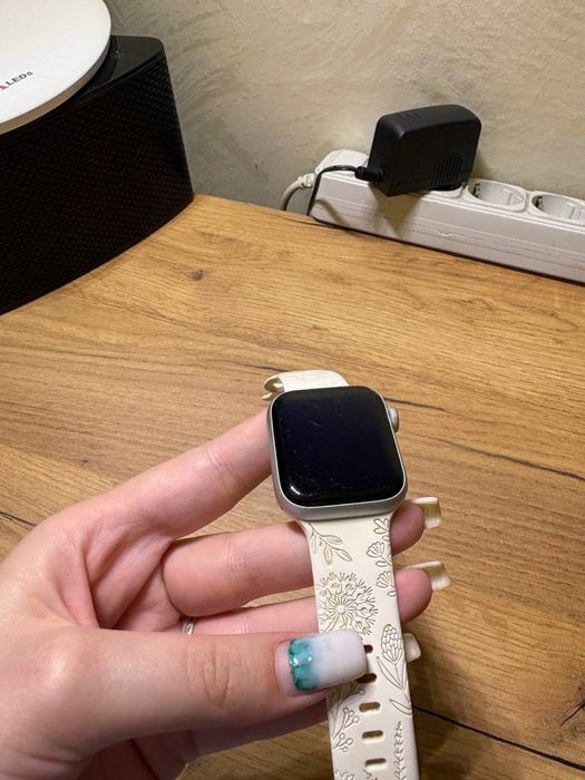 Apple  Watch se 2 40 mm акб 96 %