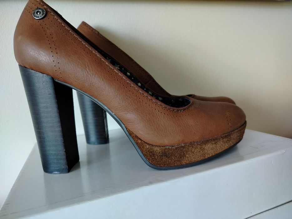 Czółenka skórzane na wysokim obcasie słupkowym