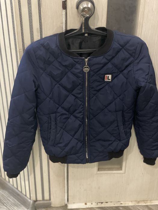 темно-синя куртка-бомбер