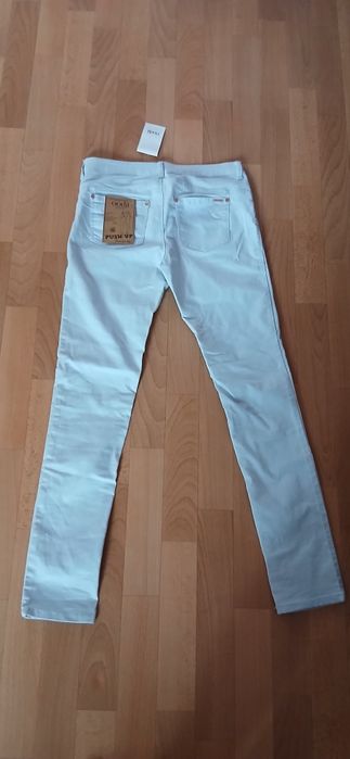 Новые джинсы на девочку подростка.