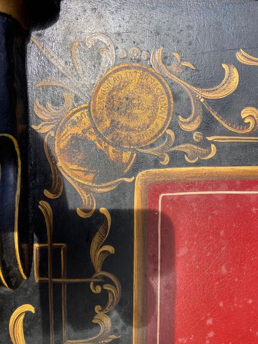 Cofre antigo em estado original