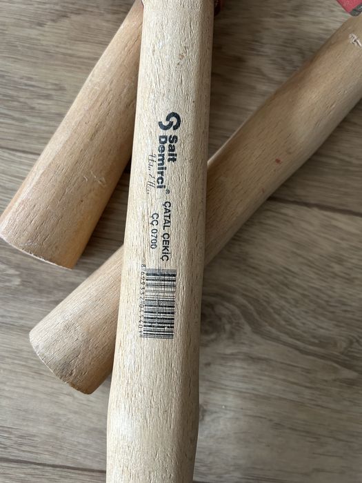 Молоток гвоздодёр. Ручка деревянная