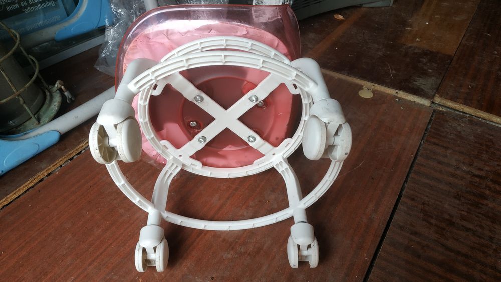 Детский стульчик на колесиках