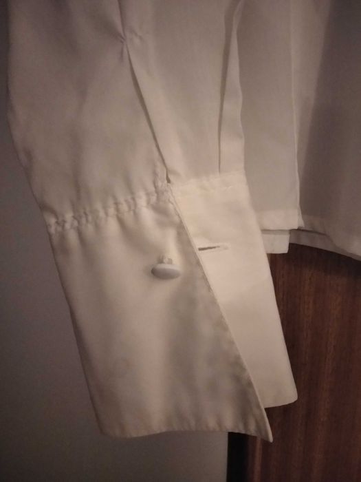 Blusa branca com botões forrados e manga comprida