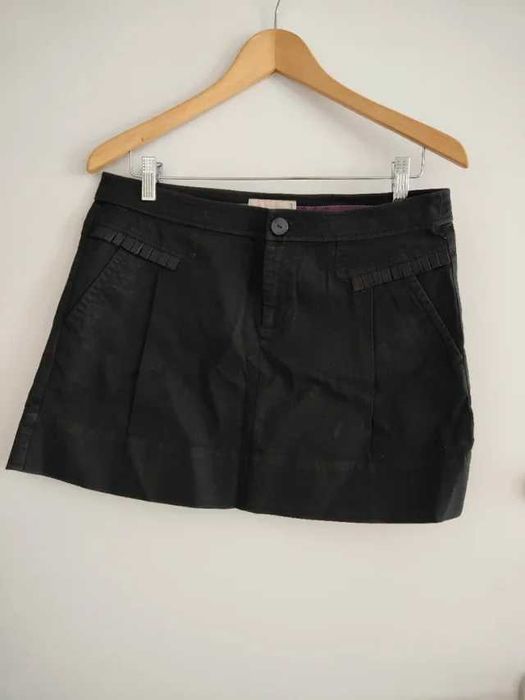 Mini Saia Preta Esprit com Detalhes Plissados nos Bolsos