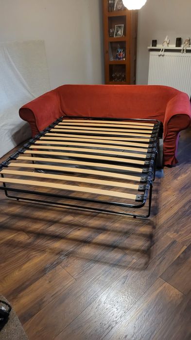 Bordowa sofa w stylu IKEA