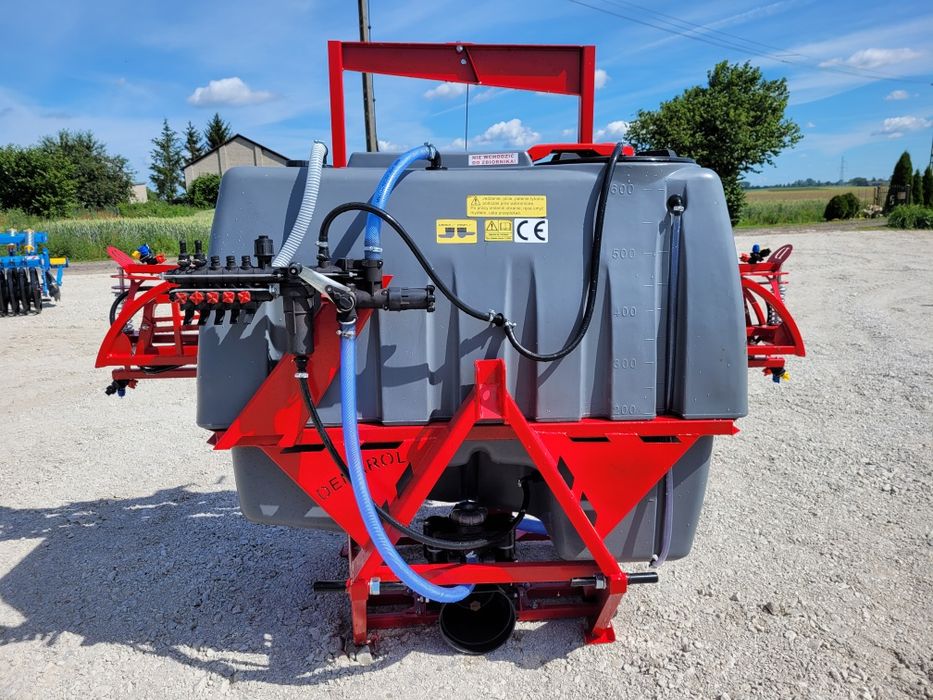 Opryskiwacz zawieszany Demarol 600 litrow 12m 15m 

Pojemność zbiornik