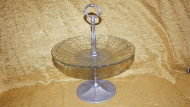 Piękna szklana patera na owoce z aluminiową podstawą