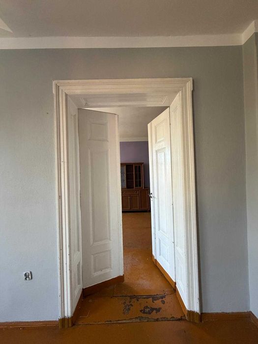 109,01 m2, 3 pokoje w kamienicy, blisko PKP – 2 duże piwnice, strych + komórka