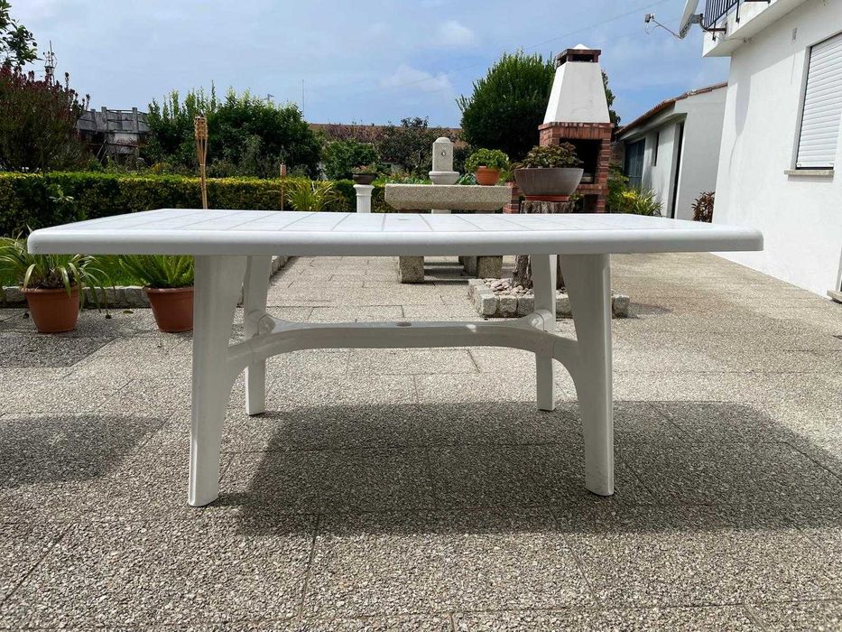 Conjunto de mesa e 6 cadeiras em plástico branco – ideal para exterior