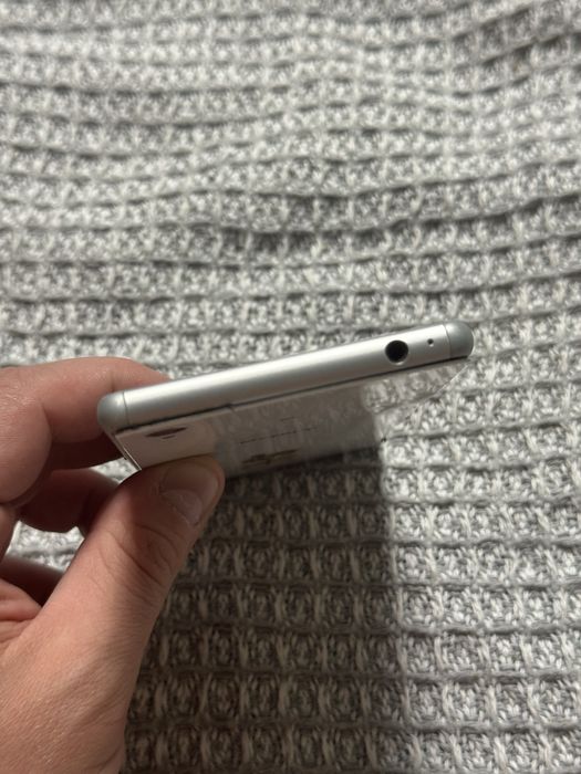 Телефон Sony Xperia E2303