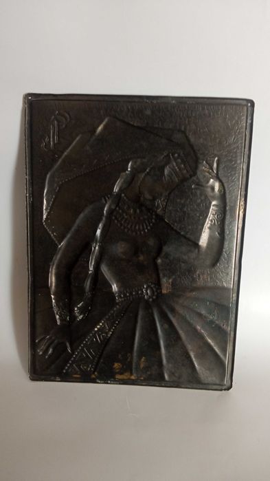 Картина чеканка/карбування Дівчина в національному костюмі