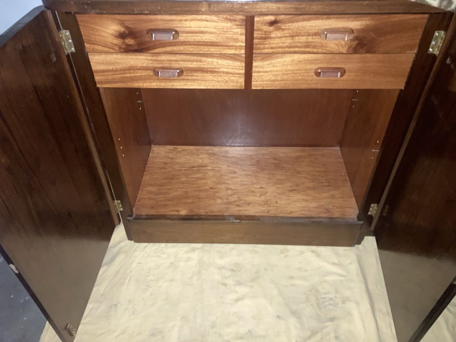 Móvel de sala em MOGNO com prateleiras e gavetas