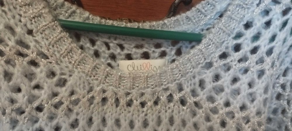 Sweter wełniany że srebrną nitką