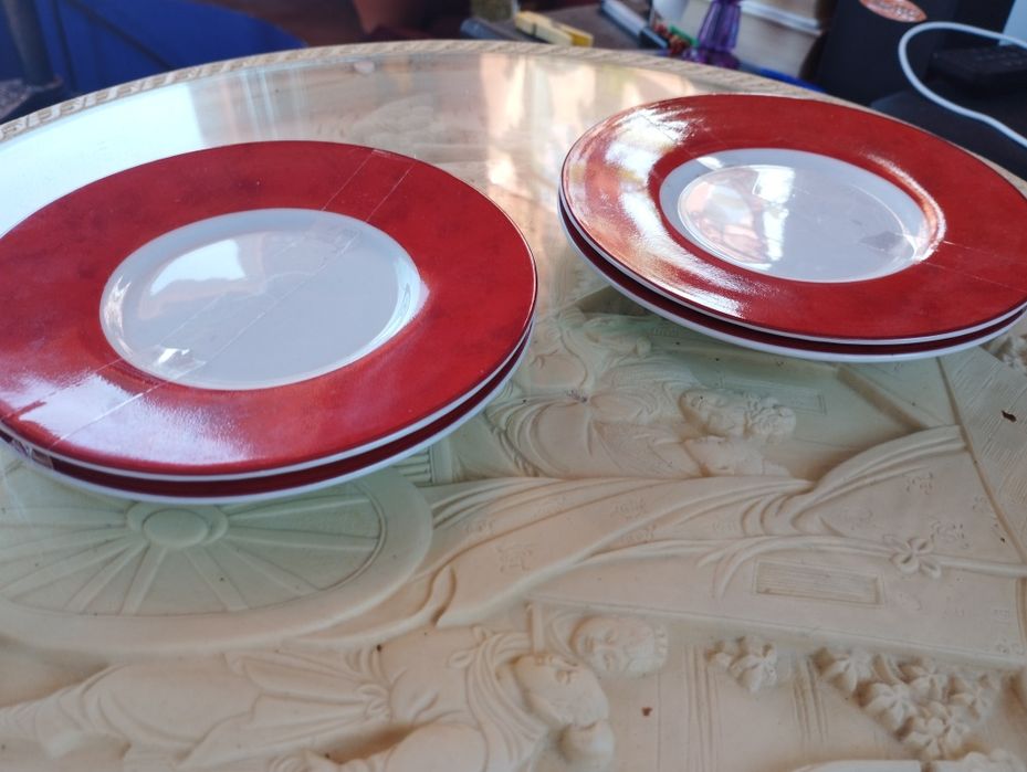 4 Small Red Plates. Arc.441728695283240961