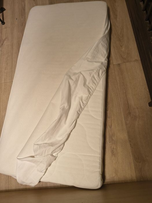 Łóżeczko dziecięce drewniane + gratisy