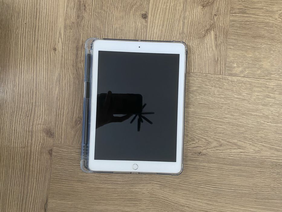 iPad 6 gen 128 GB Cellular (LTE) Wi-Fi + Etui