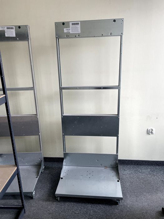 Dwa stalowe stojaki do prezentacji urządzeń